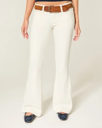 Ultra-niedrige weiße Jeans mit gestickter Tasche und ausgestelltem Bein