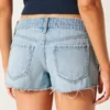 Ultra-niedrige, zerrissene Mini-Jeansshorts in mittlerer Waschung Ultra-niedrige, zerrissene Mini-Jeansshorts in mittlerer Waschung