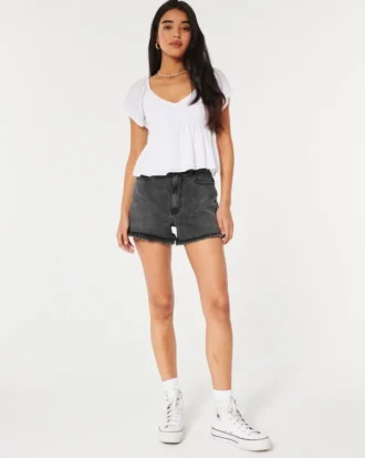 Ultrahoch geschnittene Mom-Shorts aus verblasstem schwarzem Denim Ultrahoch geschnittene Mom-Shorts aus verblasstem schwarzem Denim