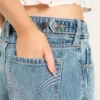 Verstellbare Taille, niedrige Leibhöhe, mittelblaue Baggy-Jeans Verstellbare Taille, niedrige Leibhöhe, mittelblaue Baggy-Jeans