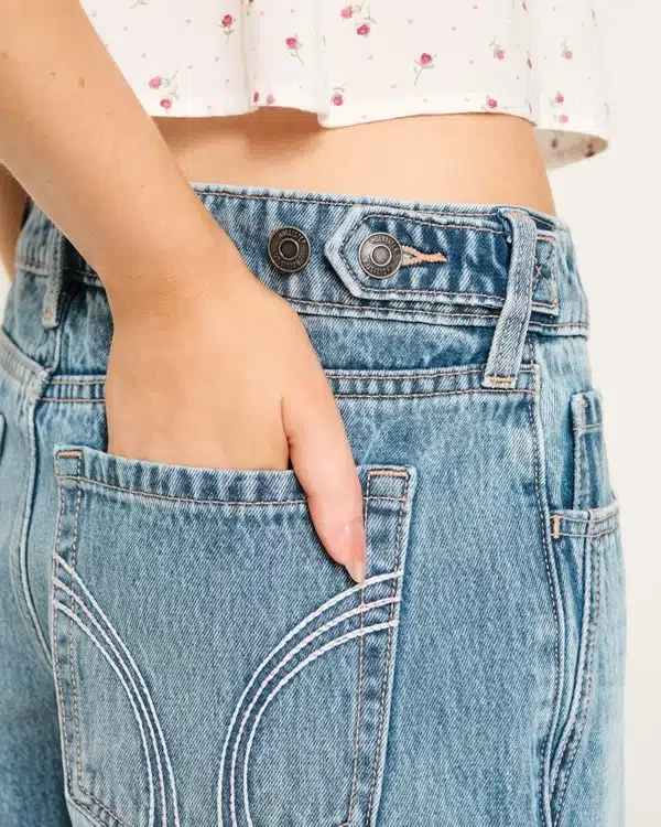 Verstellbare Taille, niedrige Leibhöhe, mittelblaue Baggy-Jeans Verstellbare Taille, niedrige Leibhöhe, mittelblaue Baggy-Jeans