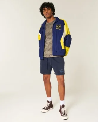 Windjacke mit Grafik der University of Michigan Wolverines