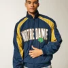 Windjacke mit Grafik „Fighting Irish“ der University of Notre Dame