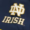 Windjacke mit Grafik „Fighting Irish“ der University of Notre Dame
