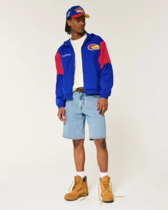 Windjacke mit Kapuze und Grafik der University of Kansas Jayhawks
