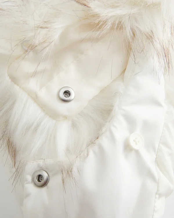 Y2K-Weste mit Kapuze und Kunstfellbesatz Y2K-Weste mit Kapuze und Kunstfellbesatz